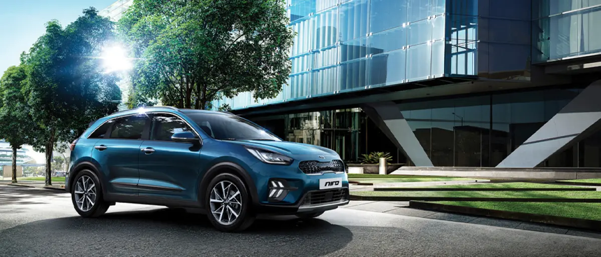 Kia Niro auf Strasse vor B&uuml;rogeb&auml;ude