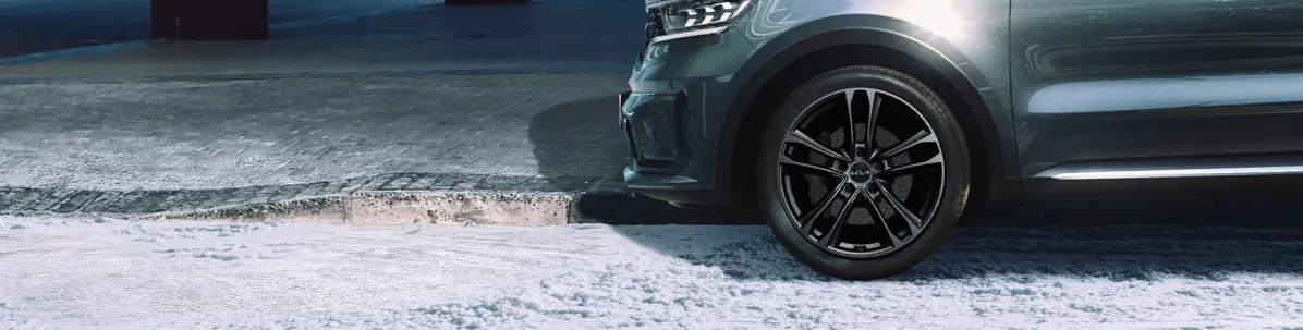 Bild Kia Felge Depan in schwarz mit Bridgestonereifen stehend