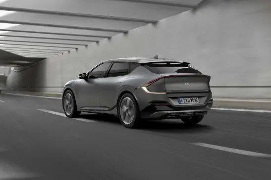 R&uuml;ckansicht Kia EV6 auf &uuml;berdachter Srasse