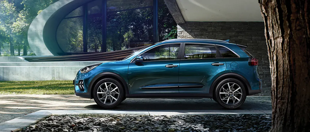 Kia Niro seitliches Bild vor Geb&auml;ude