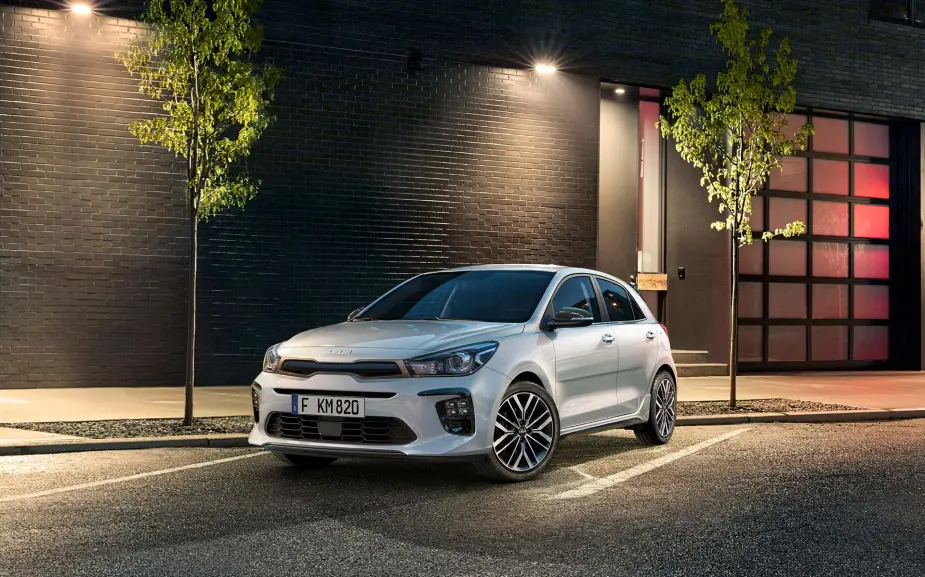 Kia Rio GT line bei Nacht in Parkbucht