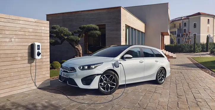 Kia Ceed Sportswagon Plug-in Hybrid an Ladestation