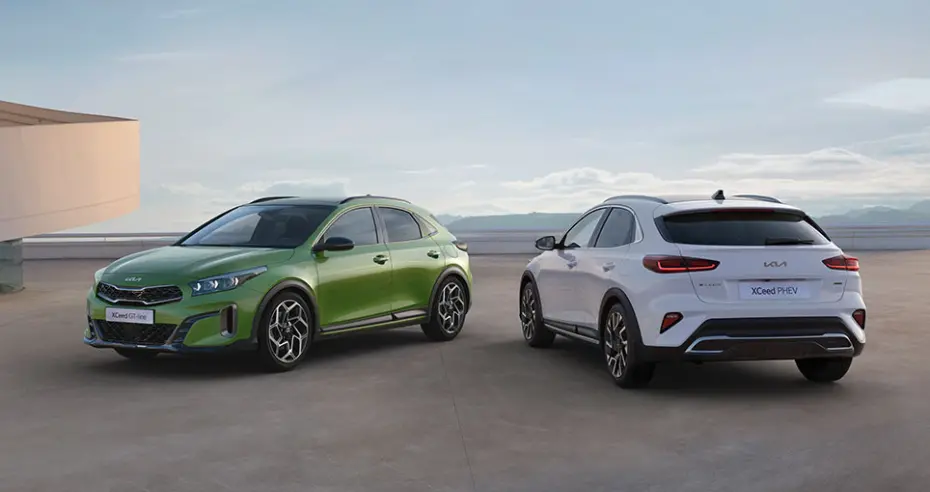 Kia XCeed Plug-in Hybrid in weiss und gr&uuml;n auf Parkdeck