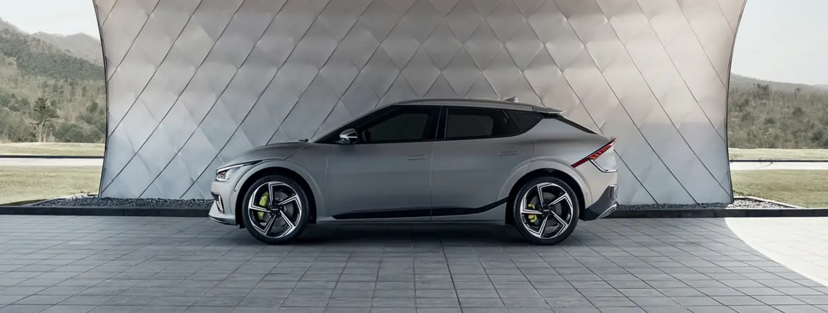 Kia EV6 vor silberner Metallwand