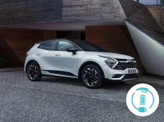 Kia Sportage PHEV geparkt vor Geb&auml;ude