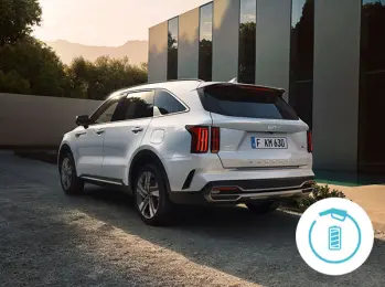 Kia Sorento Hybrid R&uuml;ckenansicht vor Geb&auml;ude 