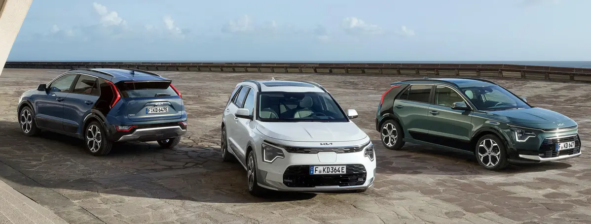 Kia Niro Plug-in-Hybrid Mdoelle verschiedenen Ansichten auf Parkplatz