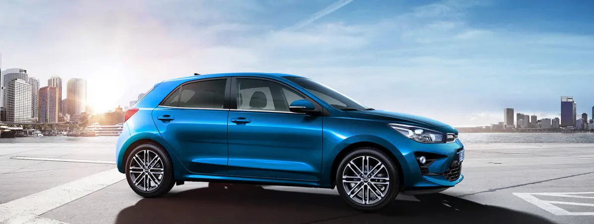 Kia Rio MY22 auf Parkplatz mit Hintergrund Stadt