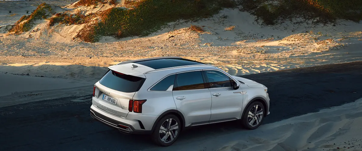 Kia Sorento Frontansicht in weiss auf urbaner Strasse