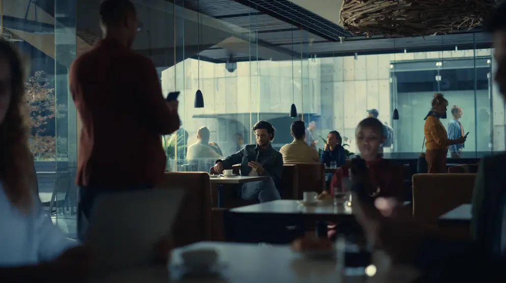 Kia Menschen im Restuarant mit Handys in der Hand