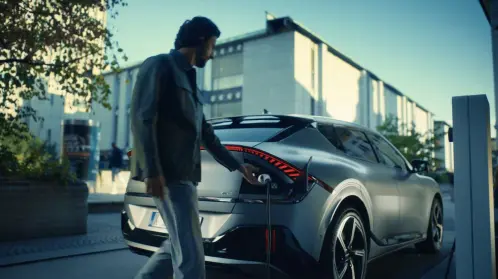 Kia EV6 an Lades&auml;ule mit Mann