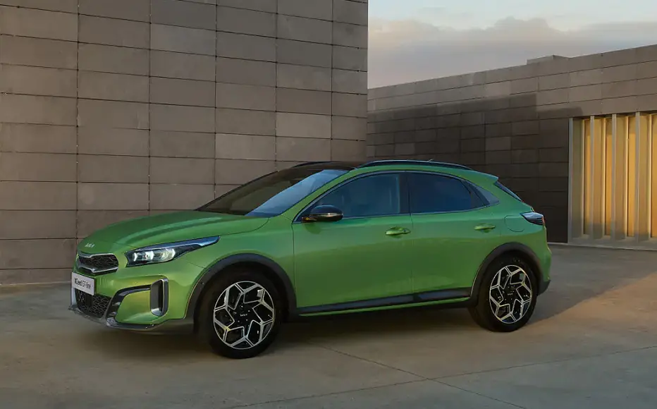 Kia XCeed vor Mauer