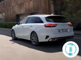 Kia Ceed SW PHEV geparkt vor Geb&auml;ude