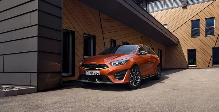 Kia Ceed GT-line vor modernem Haus
