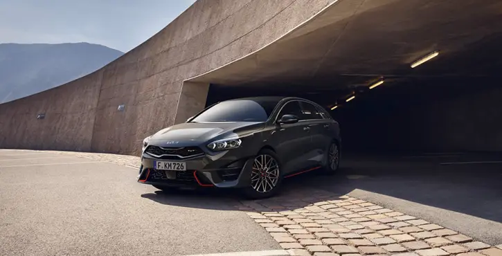 Kia ProCeed GT aus Tiefgaragenausfahrt