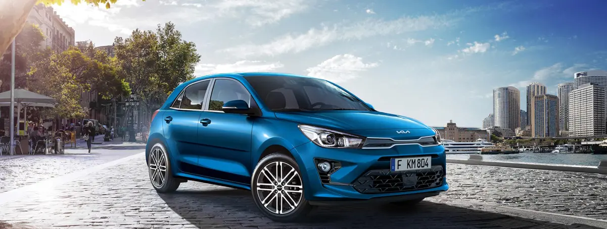 Kia Rio MY22 neu auf Kopfsteinpflaster vor Hochh&auml;usern