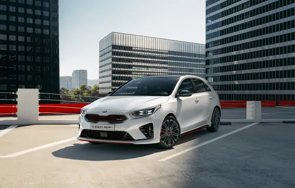 Kia Ceed GT in weiss auf Parkdeck