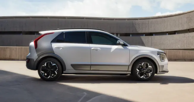 Bild Kia Niro Seitenansicht auf Parkplatz