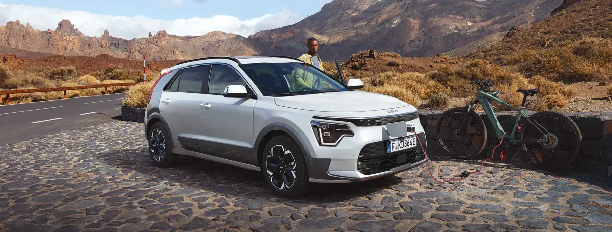 Kia Niro in wei&szlig; vor Bergkulisse